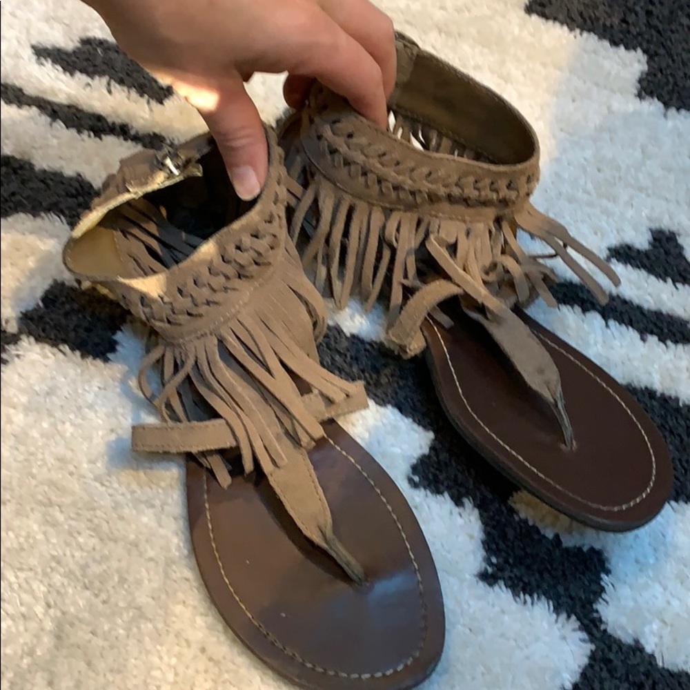 Size 8 taupe Minnetonka fringe sandals